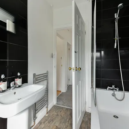 Fabulous 3 Bedroom House Near Black Country Museum Contractors & Families Tipton Exterior photo