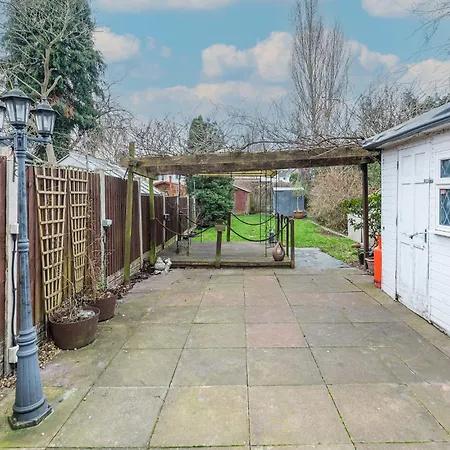 Fabulous 3 Bedroom House Near Black Country Museum Contractors & Families Tipton Exterior photo