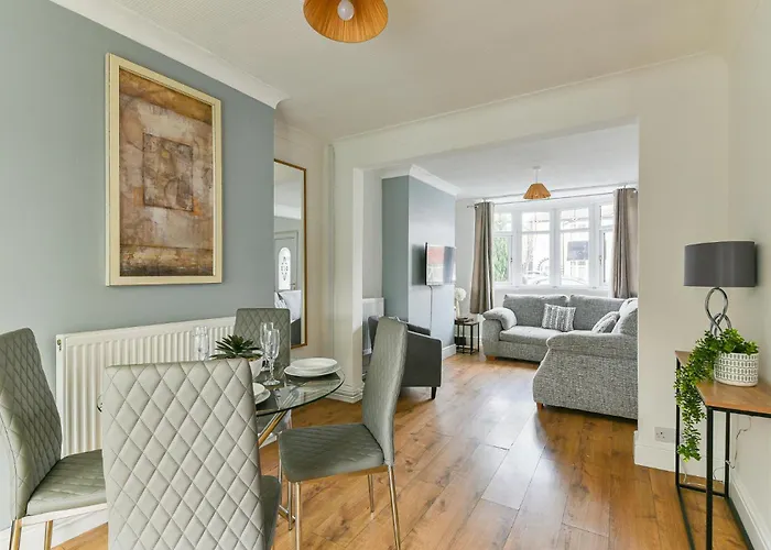 Fabulous 3 Bedroom House Near Black Country Museum Contractors & Families
